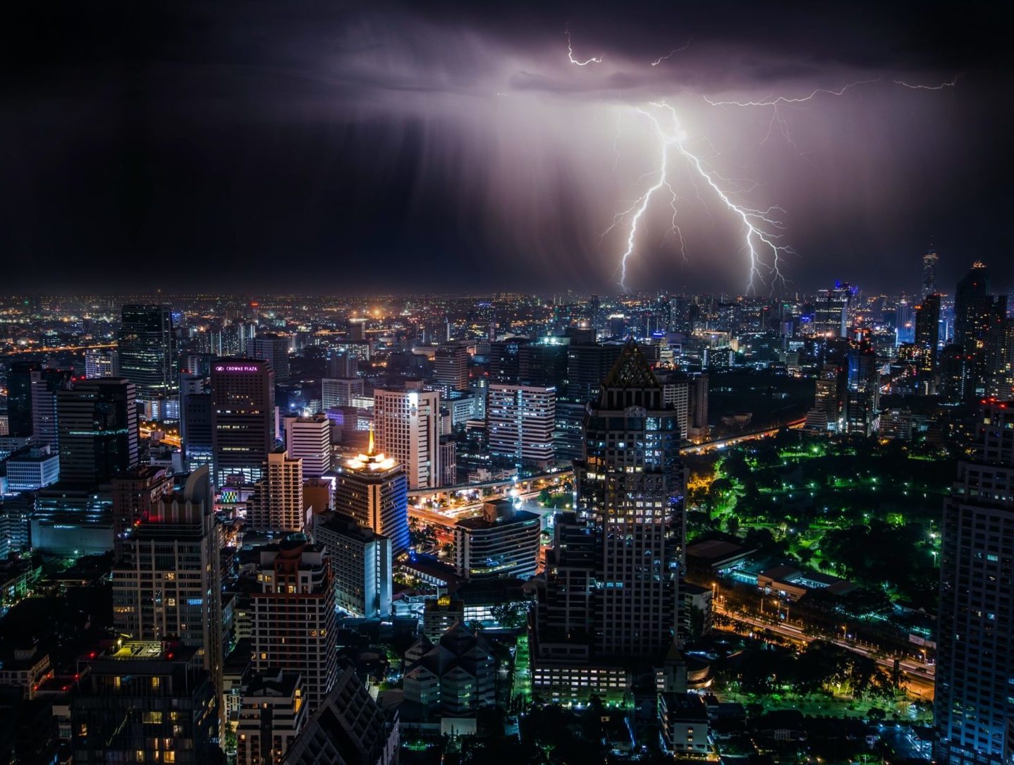 lightning-strike-on-city