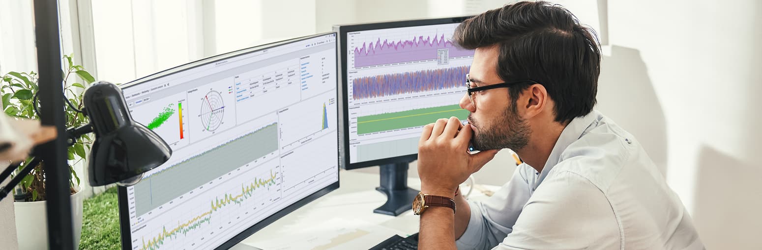 ingenieur monitoring energy grid